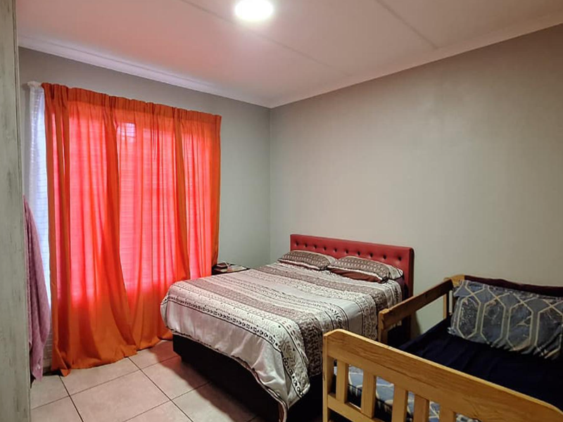 Charming 2 Bedroom Apartment - Photo 4