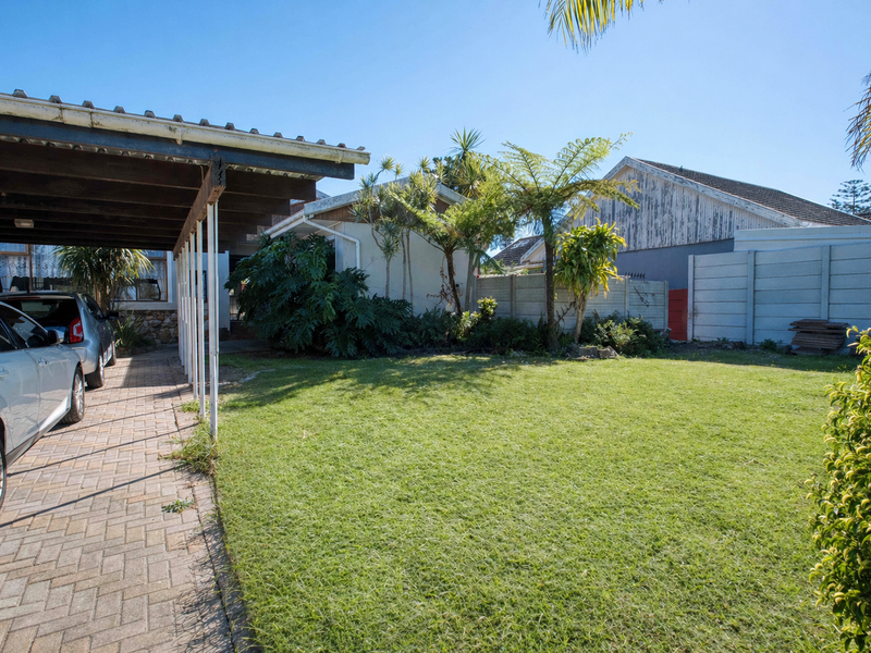 Fixer Upper with huge potential! - Photo 2