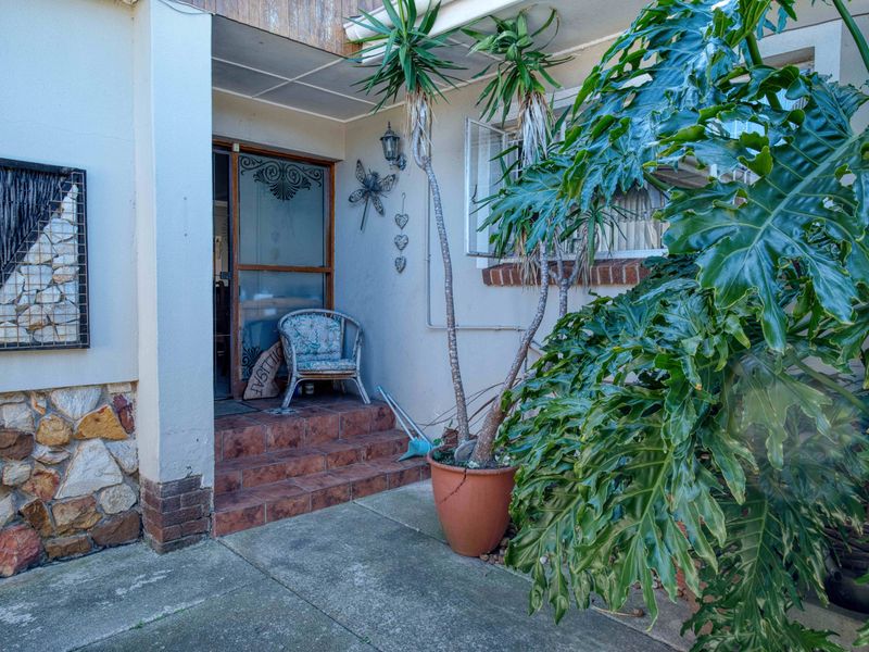 Fixer Upper with huge potential! - Photo 3