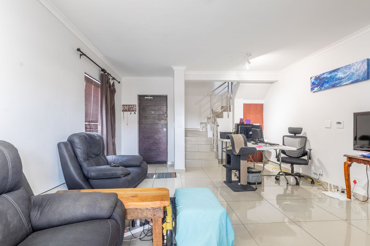 Villa Bella complex townhouse, 3beds, 2 baths, single garage in a secure complex in Parklands! - Photo 5