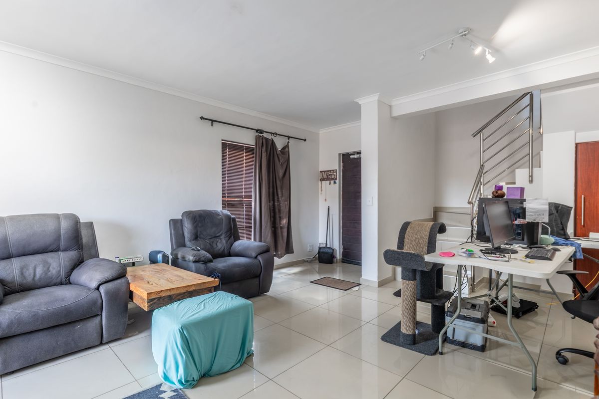 Villa Bella complex townhouse, 3beds, 2 baths, single garage in a secure complex in Parklands! - Photo 4