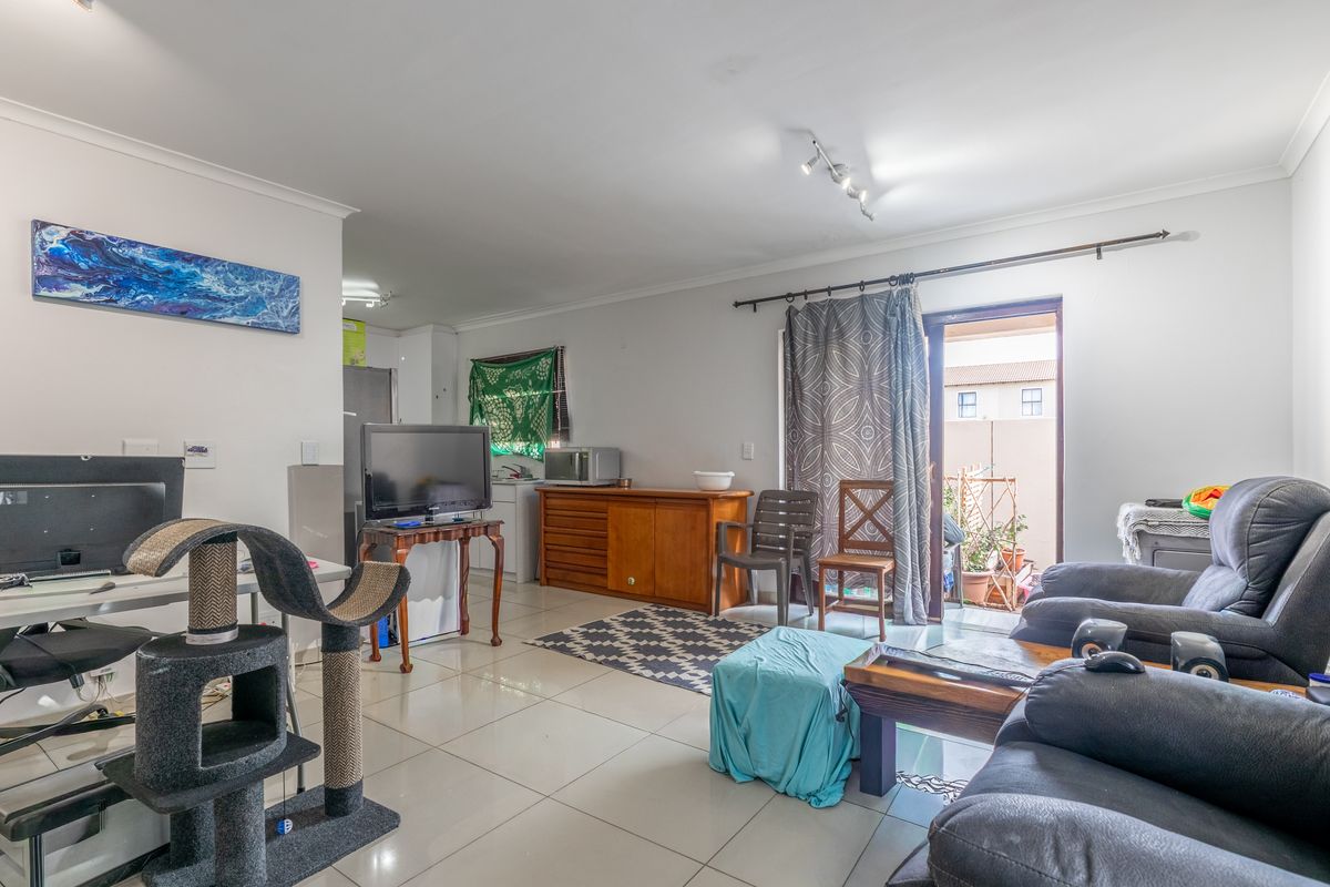 Villa Bella complex townhouse, 3beds, 2 baths, single garage in a secure complex in Parklands! - Photo 3
