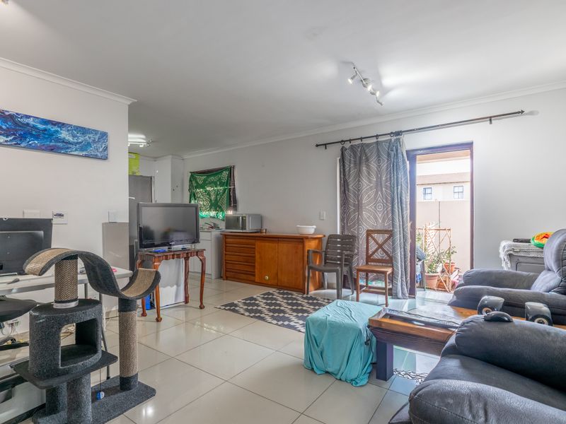 Villa Bella complex townhouse, 3beds, 2 baths, single garage in a secure complex in Parklands! - Photo 3