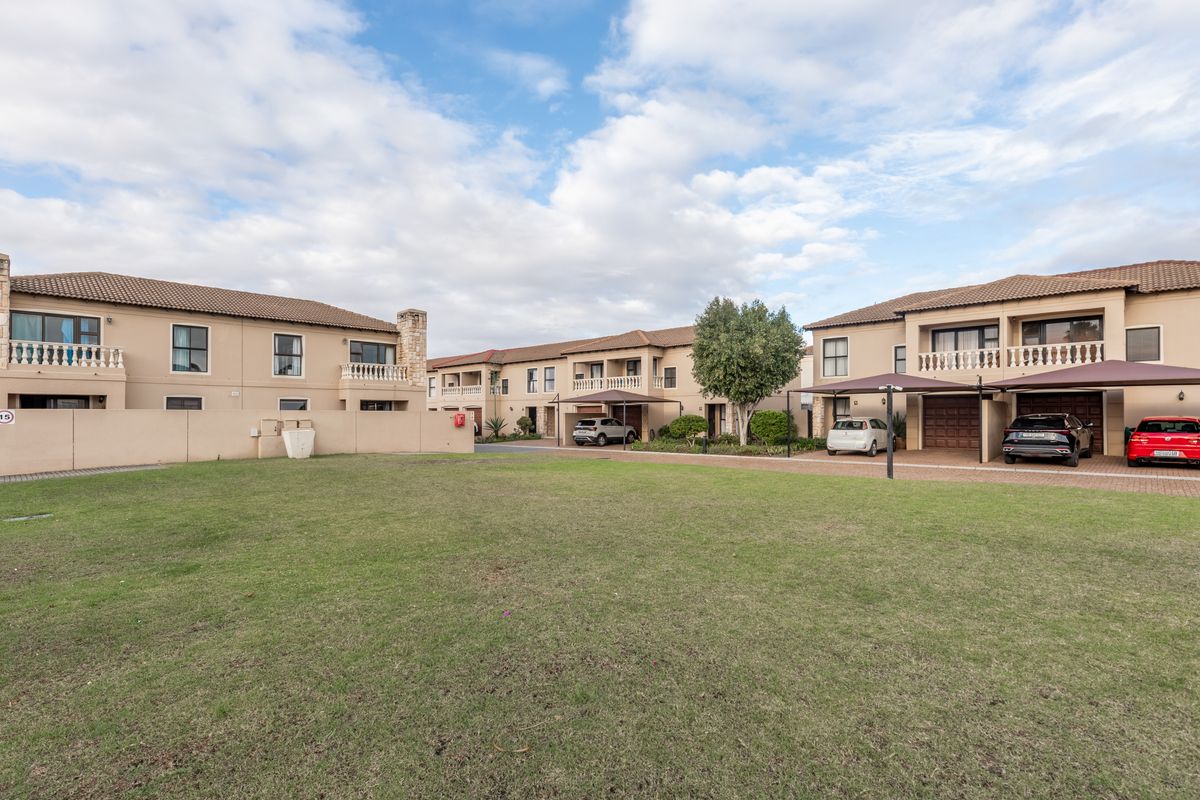 Villa Bella complex townhouse, 3beds, 2 baths, single garage in a secure complex in Parklands! - Photo 2