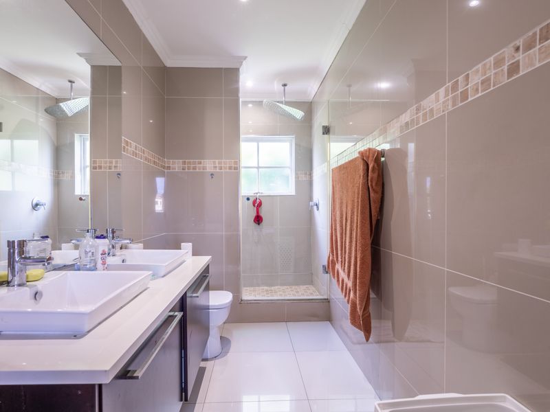 Villa Bella complex townhouse, 3beds, 2 baths, single garage in a secure complex in Parklands! - Photo 7