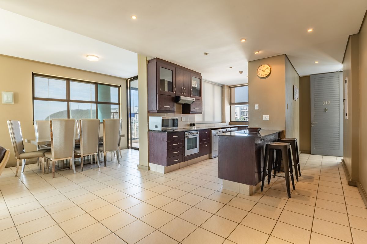 Luxury 3-Bedroom Apartment with 270° Ocean & Harbour Views – Fully Furnished - Photo 4