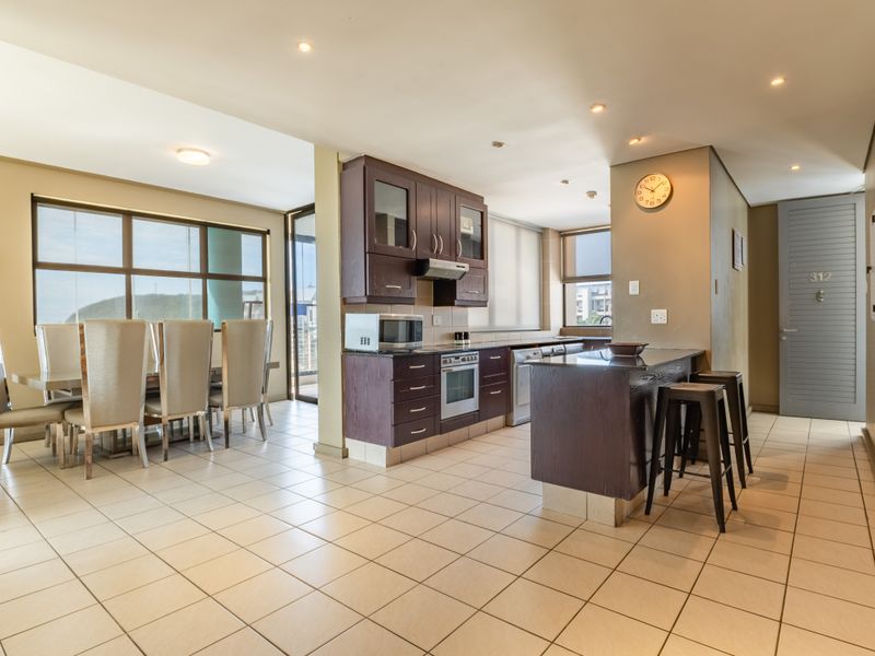 Luxury 3-Bedroom Apartment with 270° Ocean & Harbour Views – Fully Furnished - Photo 4