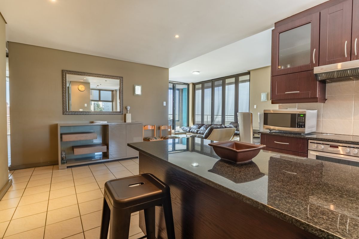 Luxury 3-Bedroom Apartment with 270° Ocean & Harbour Views – Fully Furnished - Photo 3