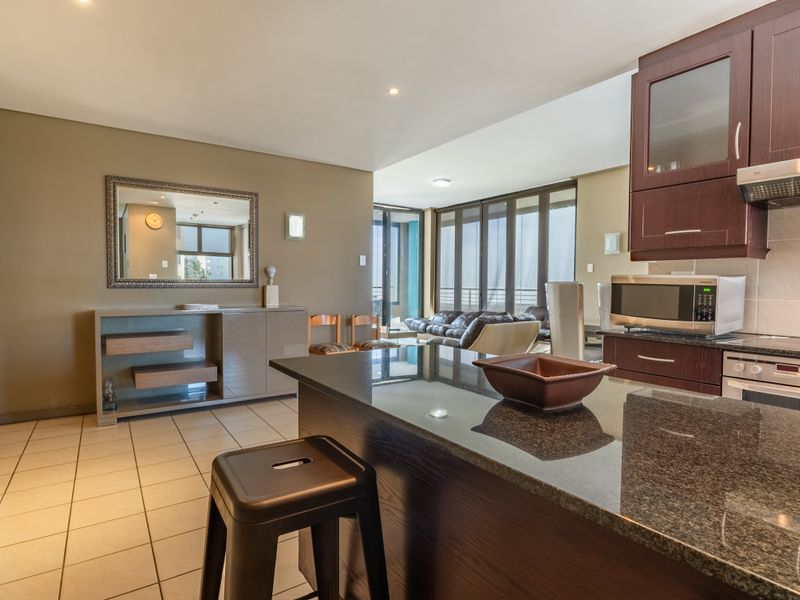 Luxury 3-Bedroom Apartment with 270° Ocean & Harbour Views – Fully Furnished - Photo 3