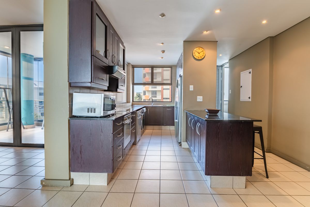 Luxury 3-Bedroom Apartment with 270° Ocean & Harbour Views – Fully Furnished - Photo 5