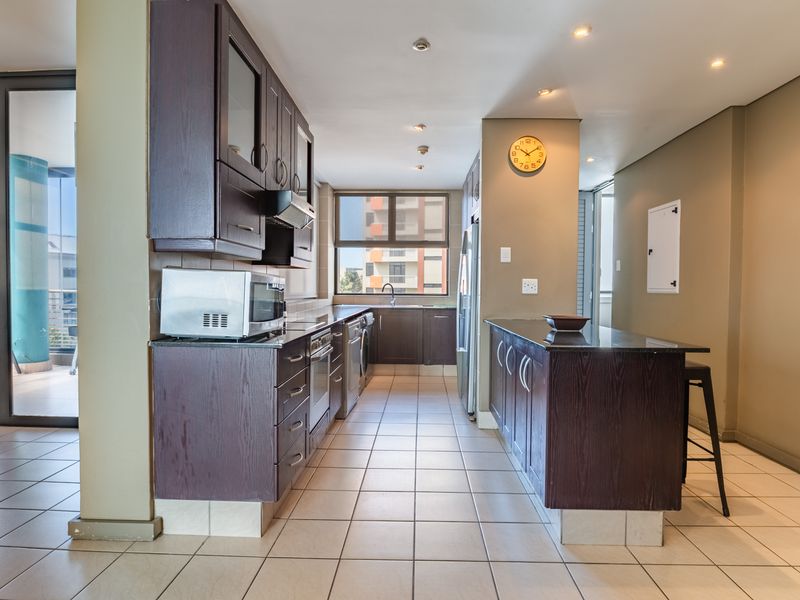 Luxury 3-Bedroom Apartment with 270° Ocean & Harbour Views – Fully Furnished - Photo 5