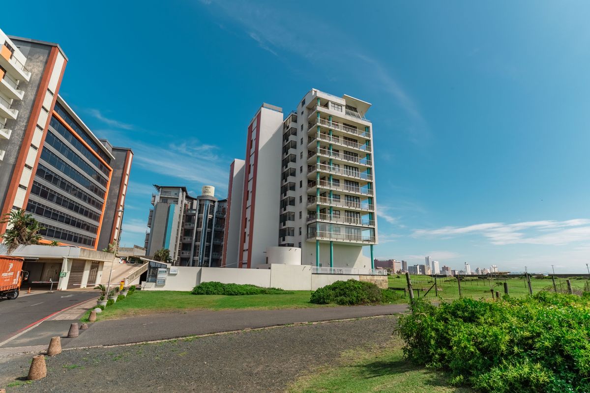 Luxury 3-Bedroom Apartment with 270° Ocean & Harbour Views – Fully Furnished - Photo 2