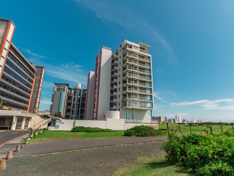 Luxury 3-Bedroom Apartment with 270° Ocean & Harbour Views – Fully Furnished - Photo 2