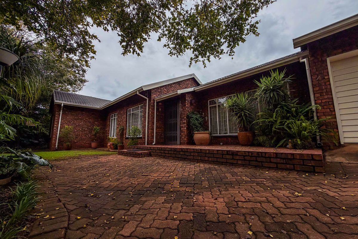 Spacious Family Retreat with Garden, Flatlet and Workshop in Garsfontein - Photo 2