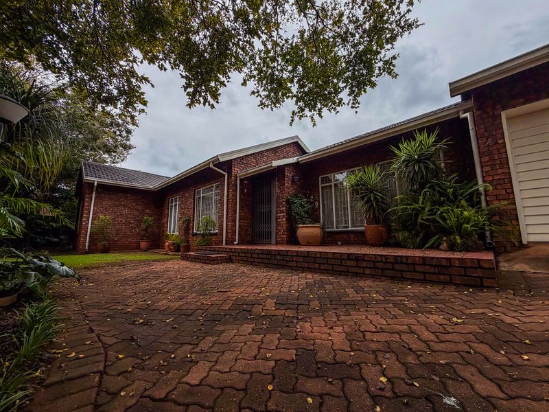 Spacious Family Retreat with Garden, Flatlet and Workshop in Garsfontein - Photo 3