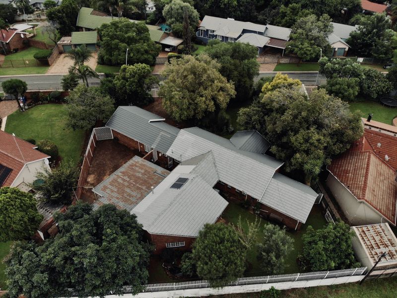 Spacious Family Retreat with Garden, Flatlet and Workshop in Garsfontein - Photo 2