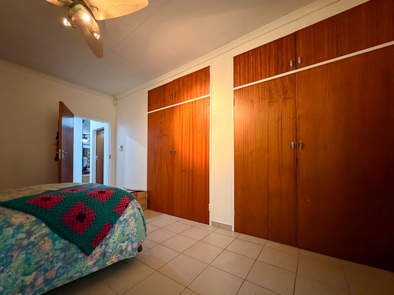 Spacious Family Retreat with Garden, Flatlet and Workshop in Garsfontein - Photo 10