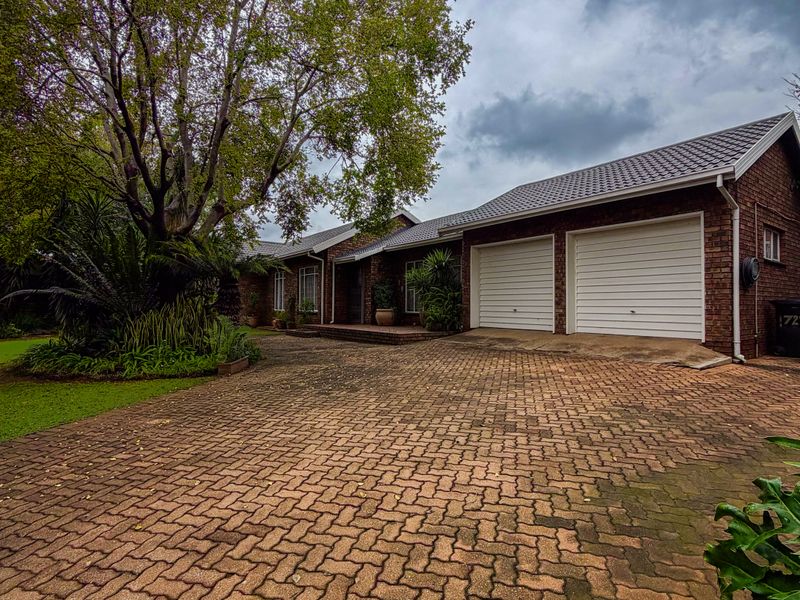 Spacious Family Retreat with Garden, Flatlet and Workshop in Garsfontein - Photo 4