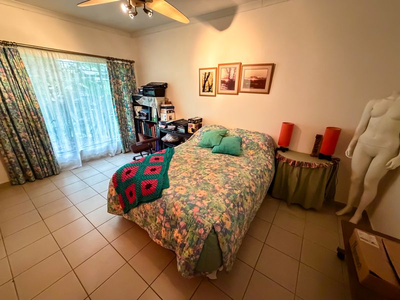 Spacious Family Retreat with Garden, Flatlet and Workshop in Garsfontein - Photo 10