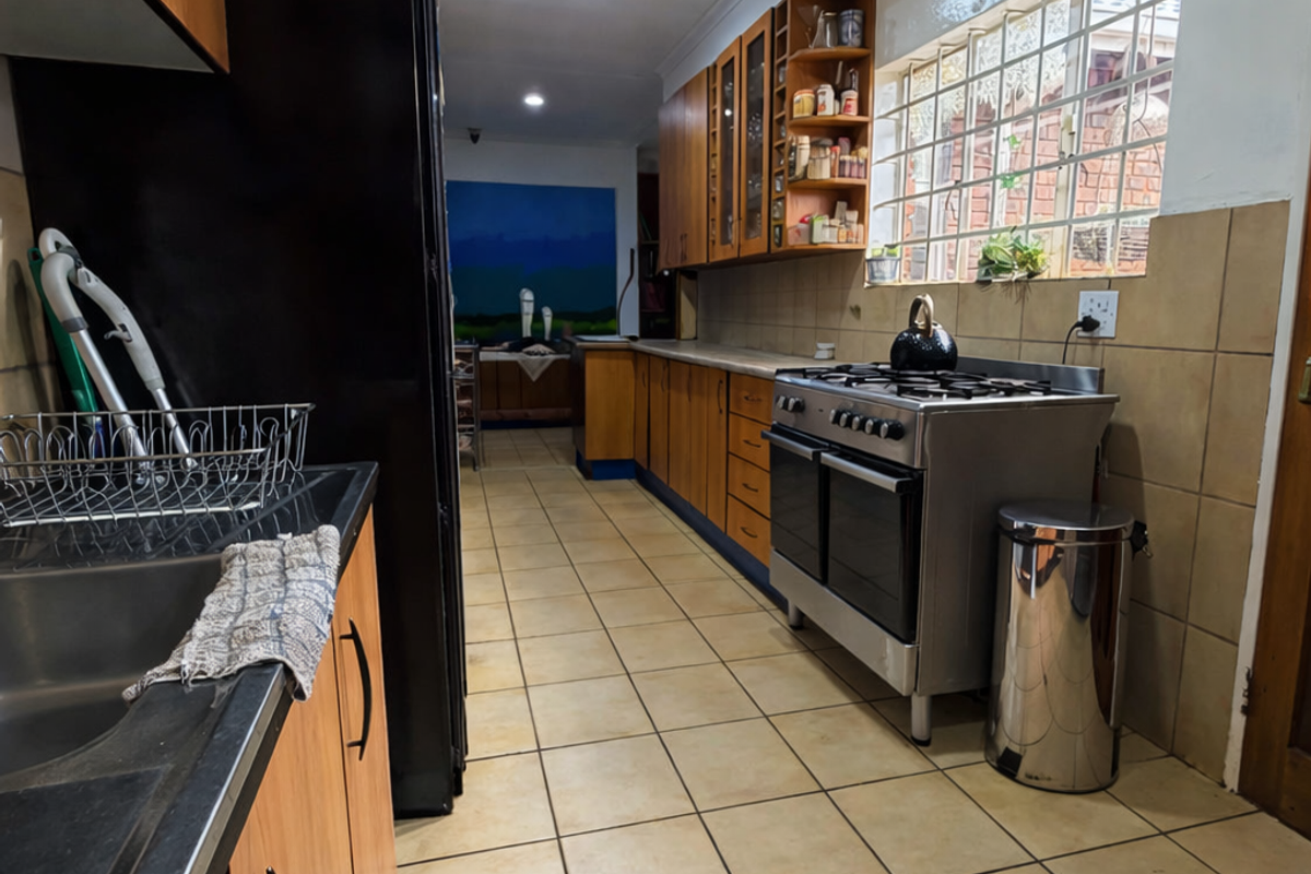 Spacious Family Retreat with Garden, Flatlet and Workshop in Garsfontein - Photo 5