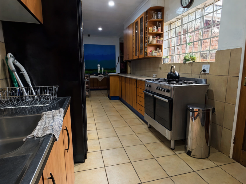 Spacious Family Retreat with Garden, Flatlet and Workshop in Garsfontein - Photo 7