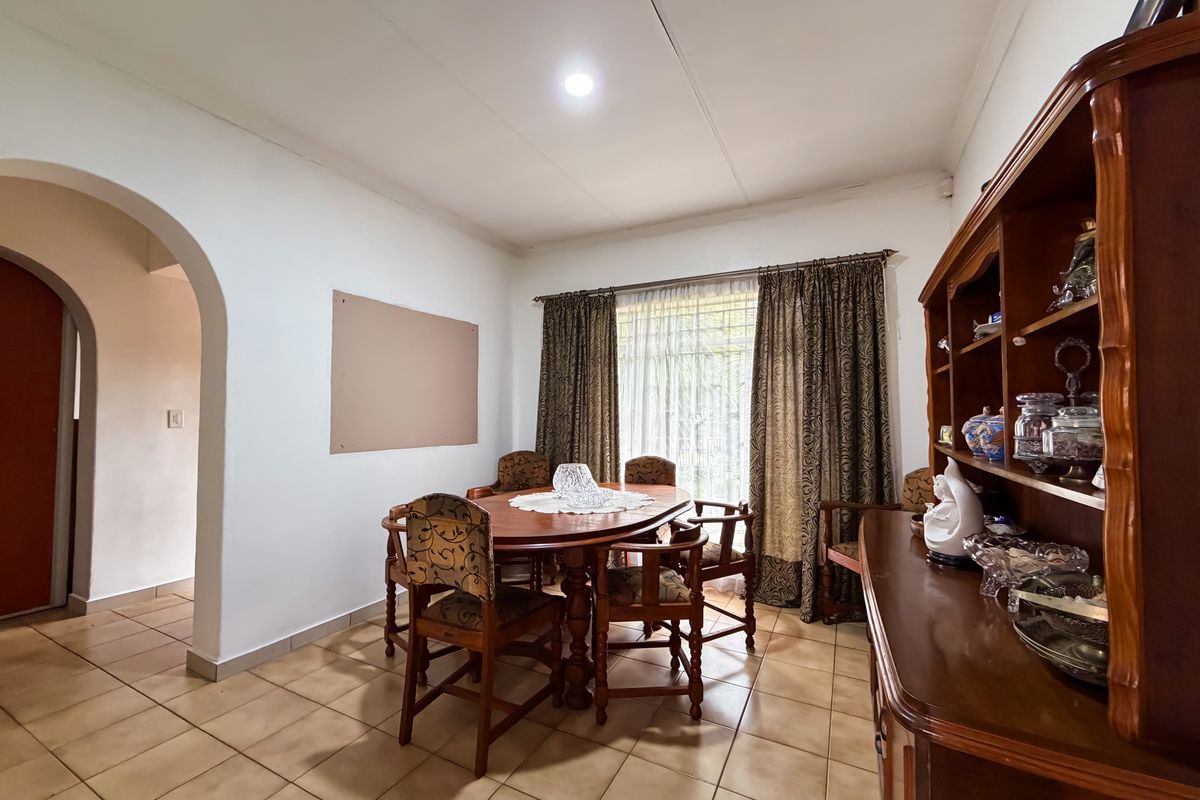 Spacious Family Retreat with Garden, Flatlet and Workshop in Garsfontein - Photo 4