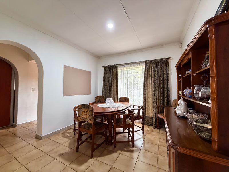 Spacious Family Retreat with Garden, Flatlet and Workshop in Garsfontein - Photo 6