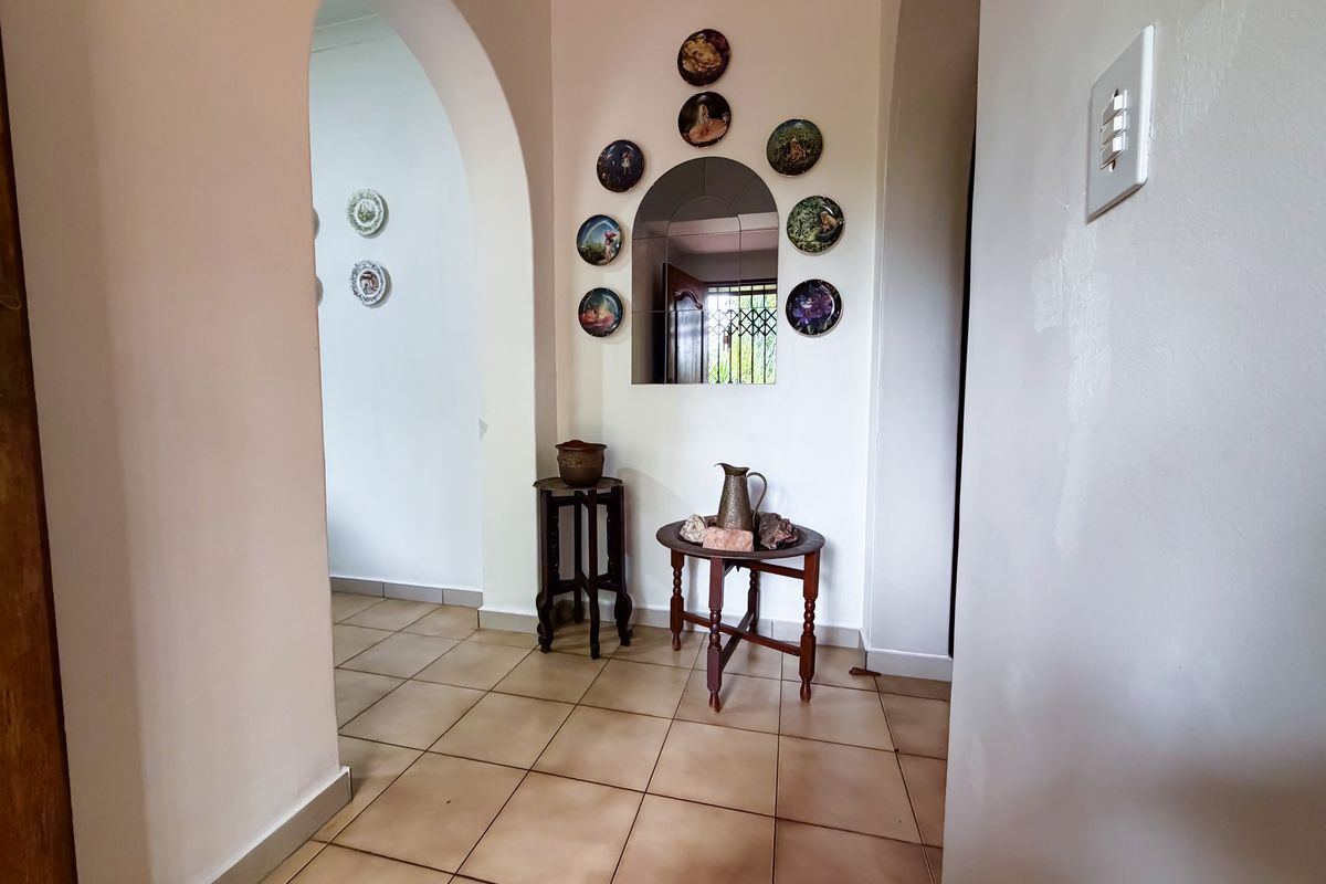 Spacious Family Retreat with Garden, Flatlet and Workshop in Garsfontein - Photo 3