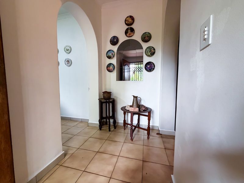 Spacious Family Retreat with Garden, Flatlet and Workshop in Garsfontein - Photo 5