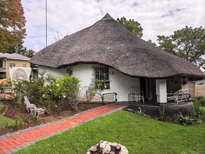 Cosy cottage in secure complex - Photo 2