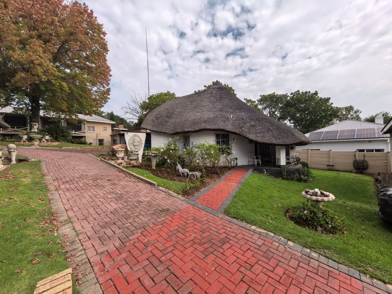 Cosy cottage in secure complex - Photo 1