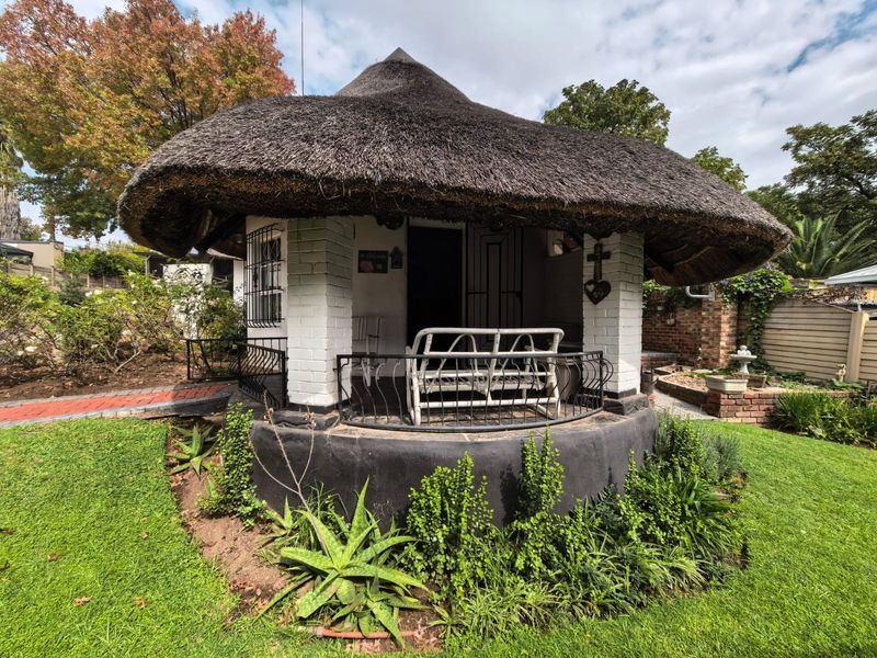 Cosy cottage in secure complex - Photo 3
