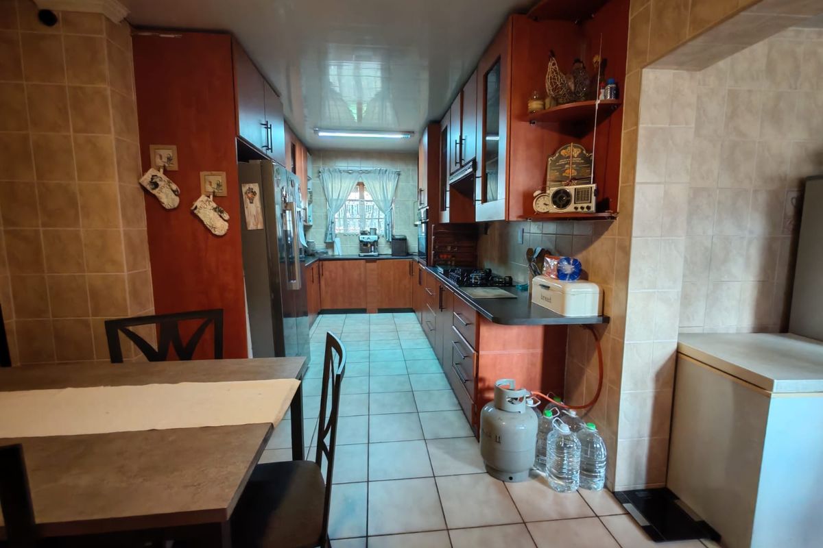 Immaculate family home with excellent entertainment appeal for Sale in Vaalpark - Photo 4