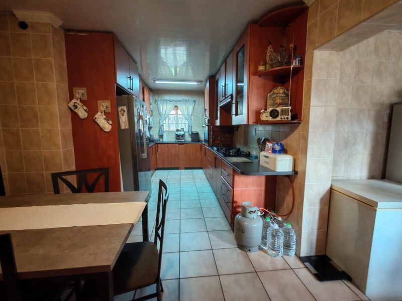 Immaculate family home with excellent entertainment appeal for Sale in Vaalpark - Photo 4