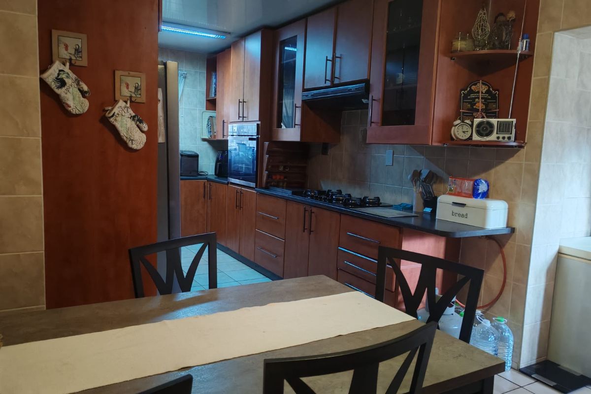 Immaculate family home with excellent entertainment appeal for Sale in Vaalpark - Photo 5