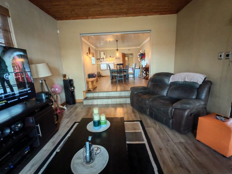 Immaculate family home with excellent entertainment appeal for Sale in Vaalpark - Photo 8