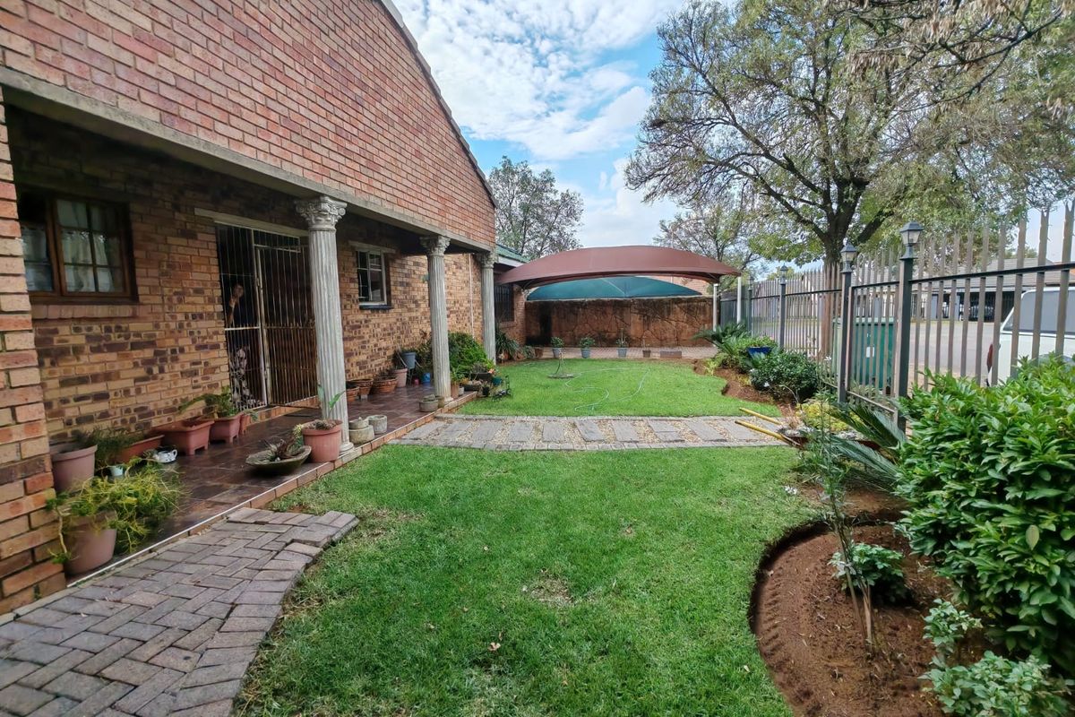 Immaculate family home with excellent entertainment appeal for Sale in Vaalpark - Photo 2