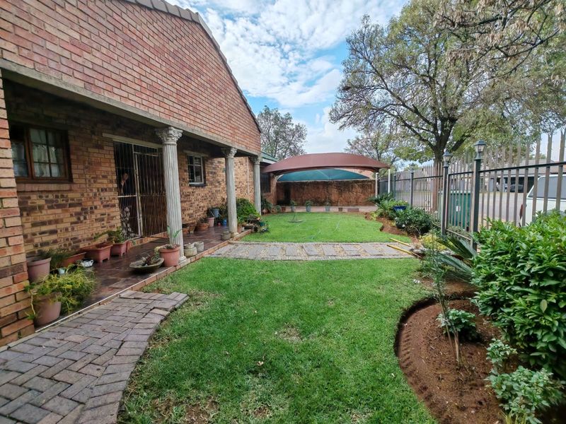 Immaculate family home with excellent entertainment appeal for Sale in Vaalpark - Photo 2