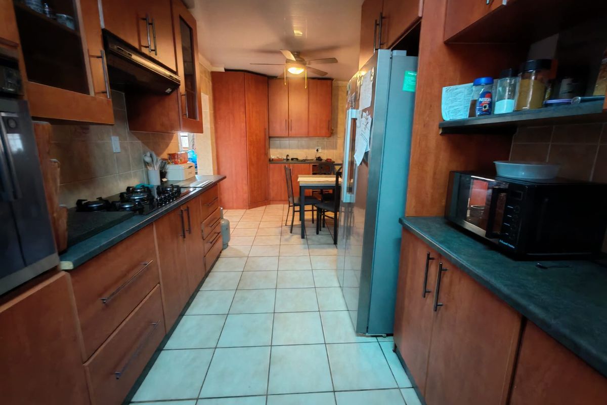Immaculate family home with excellent entertainment appeal for Sale in Vaalpark - Photo 3