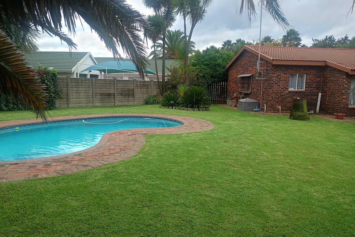 Your Perfect Family Upgrade: Space, Comfort & a Stunning Pool - Photo 2