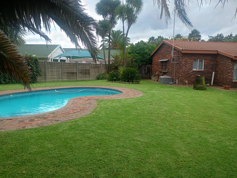 Your Perfect Family Upgrade: Space, Comfort & a Stunning Pool - Photo 2