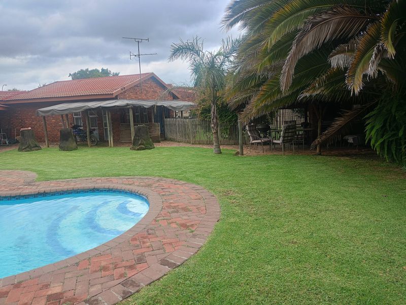 Your Perfect Family Upgrade: Space, Comfort & a Stunning Pool - Photo 3