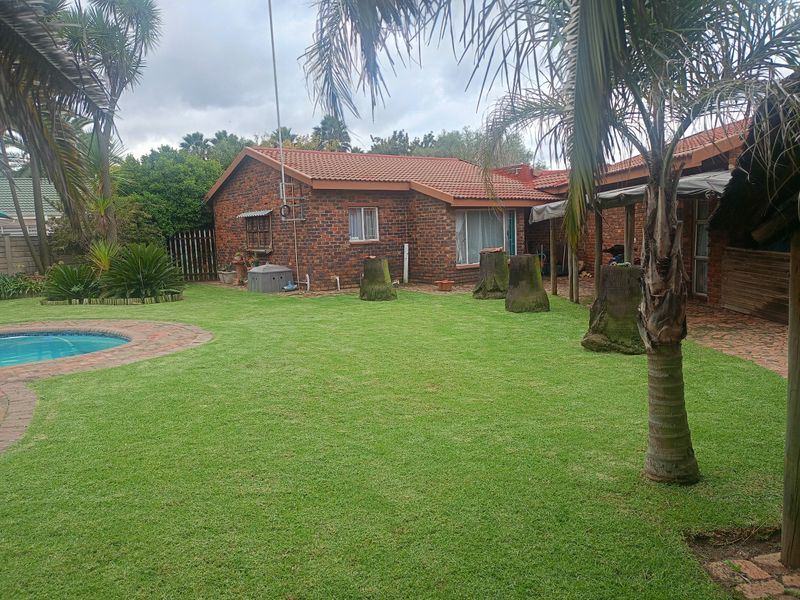 Your Perfect Family Upgrade: Space, Comfort & a Stunning Pool - Photo 4