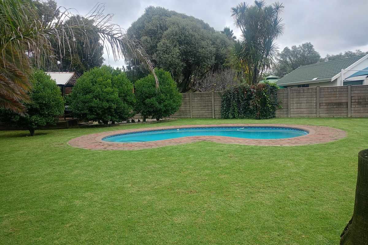 Your Perfect Family Upgrade: Space, Comfort & a Stunning Pool - Photo 5