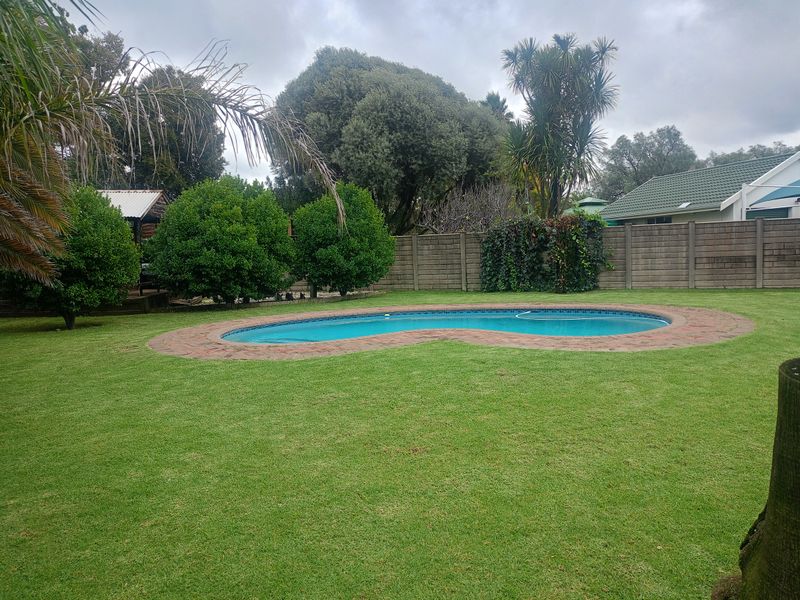 Your Perfect Family Upgrade: Space, Comfort & a Stunning Pool - Photo 5