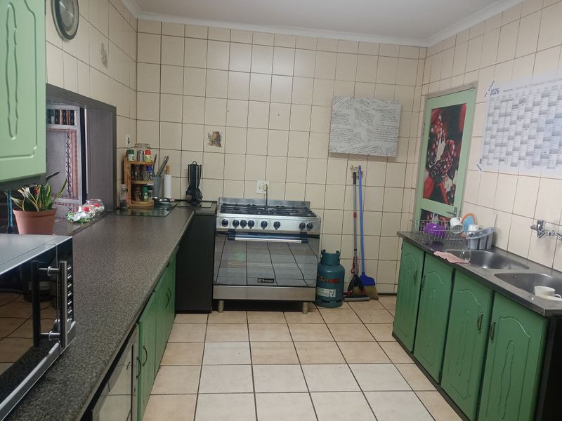 Your Perfect Family Upgrade: Space, Comfort & a Stunning Pool - Photo 6