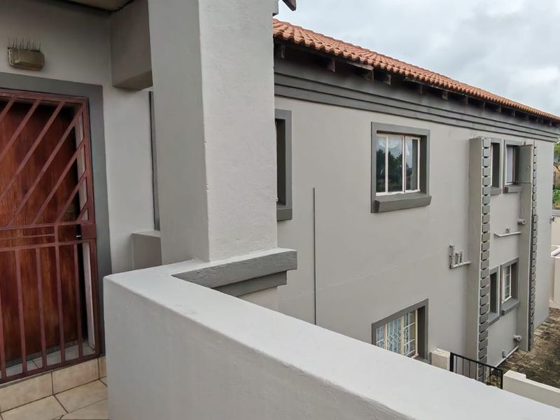 Charming 3-Bedroom Townhouse in Country View, Midrand – Your Dream Home Awaits! - Photo 2