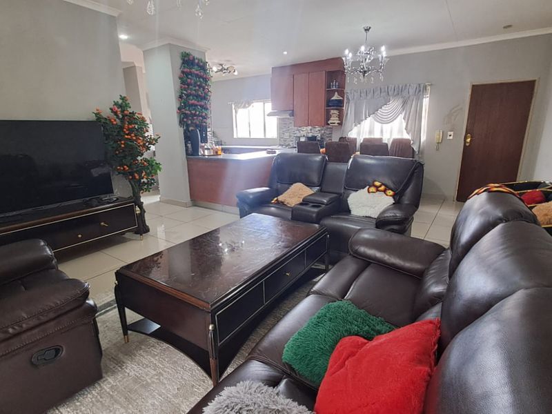 Charming 3-Bedroom Townhouse in Country View, Midrand – Your Dream Home Awaits! - Photo 8