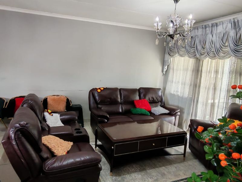 Charming 3-Bedroom Townhouse in Country View, Midrand – Your Dream Home Awaits! - Photo 7