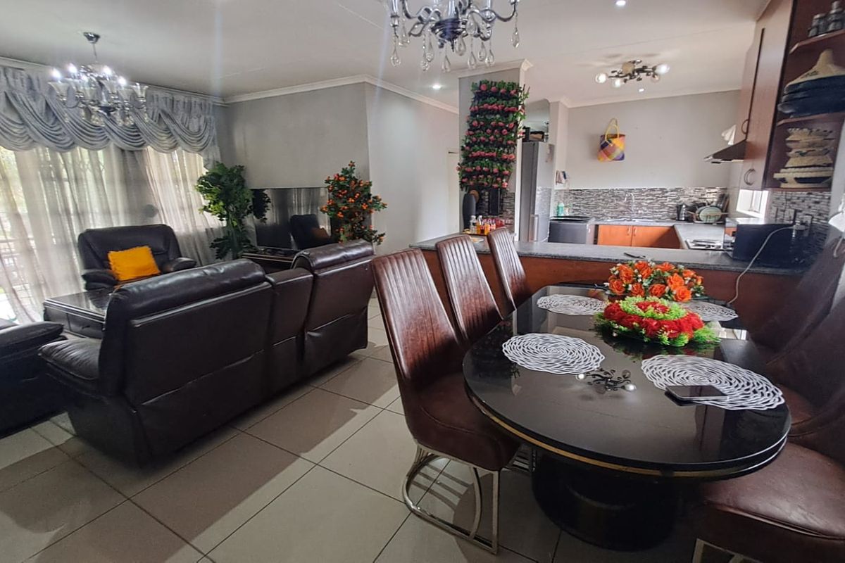Charming 3-Bedroom Townhouse in Country View, Midrand – Your Dream Home Awaits! - Photo 5